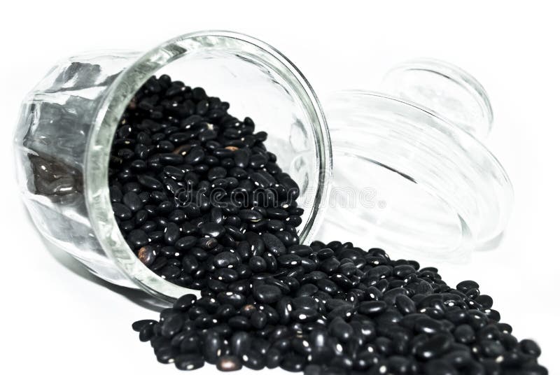 Gemorste zwarte bonen in een pan geïsoleerd royalty-vrije stock foto