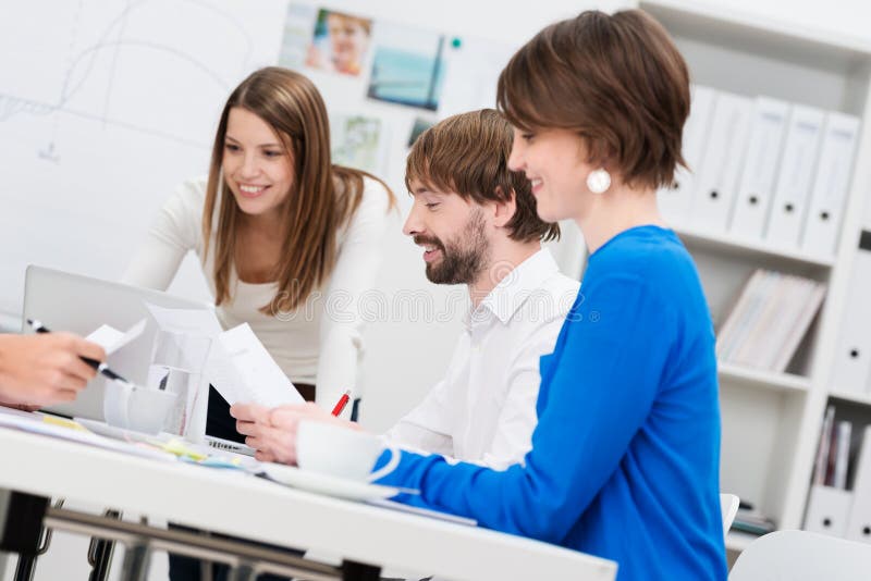 Gemotiveerd commercieel team die een vergadering hebben stock afbeeldingen Gemotiveerd commercieel team die een vergadering hebben stock afbeeldingen