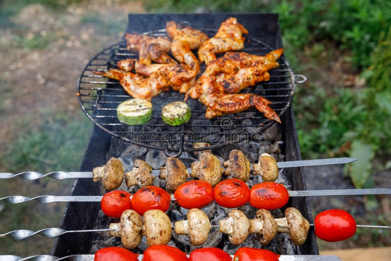 Gemüse und gegrilltes Hühnerfleisch Tomaten, Pilze und Zucchini Huhn auf offenem Feuer Sommergrillpartei stockbilder Gemüse und gegrilltes Hühnerfleisch Tomaten, Pilze und Zucchini Huhn auf offenem Feuer Sommergrillpartei stockbilder