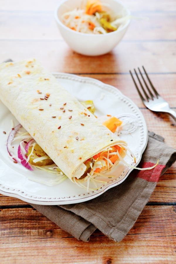 Gemüsesalat eingewickelt im Pittabrot lizenzfreie stockfotos Gemüsesalat eingewickelt im Pittabrot lizenzfreie stockfotos