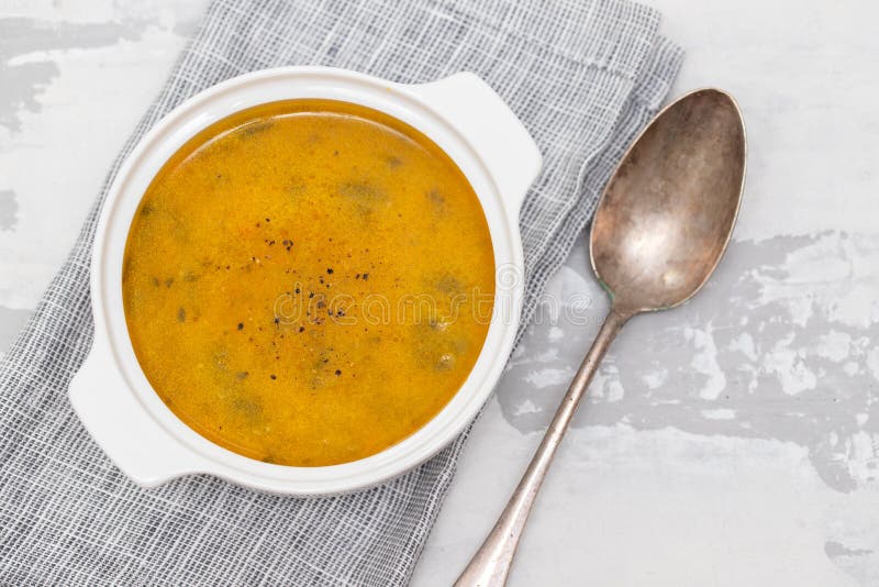 Gemüsesuppe in der weißen Schüssel stockfotografie Gemüsesuppe in der weißen Schüssel stockfotografie