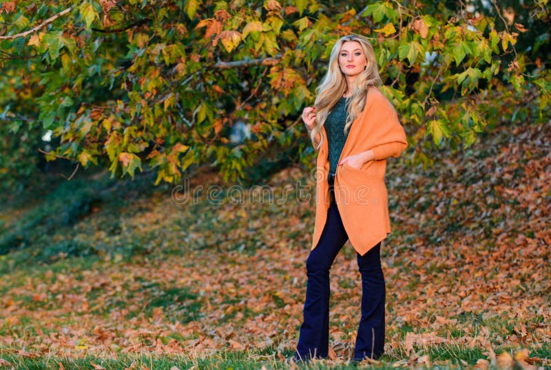 Gemütlich und komfortabel Gemütliche Outfit-Ideen für das Wochenende Girl adorable blonde posiert in warmer und gemütlicher Atmos stockfoto Gemütlich und komfortabel Gemütliche Outfit-Ideen für das Wochenende Girl adorable blonde posiert in warmer und gemütlicher Atmos stockfoto