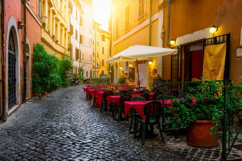 Gemütliche alte Straße in Trastevere in Rom stockbild Gemütliche alte Straße in Trastevere in Rom stockbild