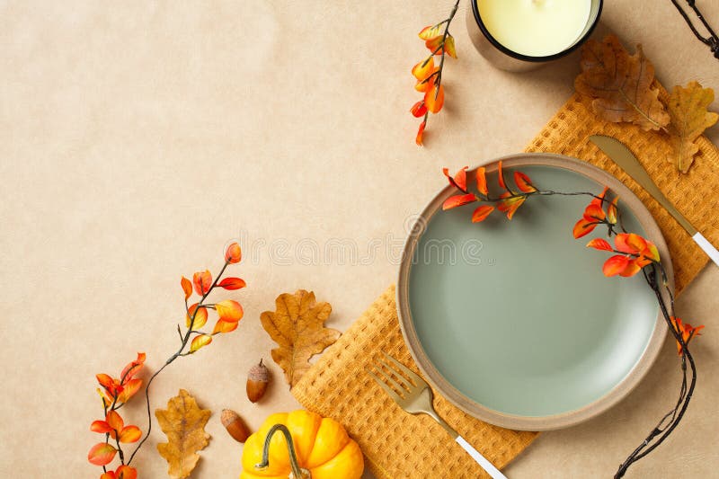 Gemütliche Herbstflache mit leerer grüner Platte Blätter Zweige mit Blütenkerze und Kürbis auf b lizenzfreie stockbilder