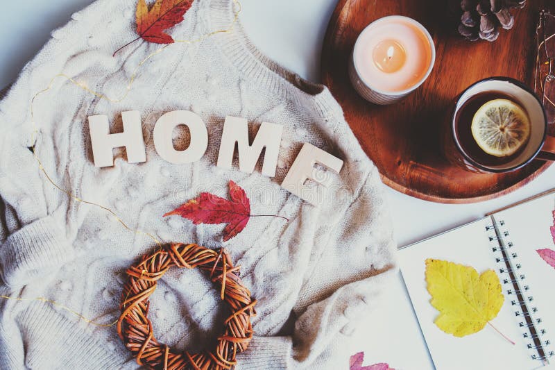Gemütliche Herbsttabelle, Draufsicht von Stilllebendetails in hygge Art auf weißem Hintergrund lizenzfreies stockfoto