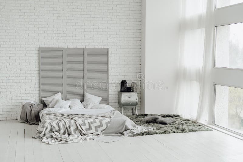 Gemütlicher Grey Bedroom Interior Large Window-Entwurf stockfoto Gemütlicher Grey Bedroom Interior Large Window-Entwurf stockfoto
