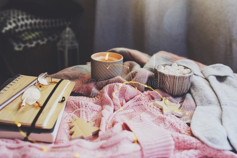 Gemütlicher Herbst- oder Wintermorgen zu Hause Stilllebendetails mit Schale heißem Kakao, Kerze, Skizzenbuch mit Herbarium und wä lizenzfreie stockbilder