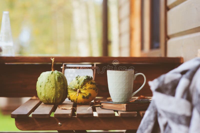 Gemütlicher Herbstmorgen am Landhaus lizenzfreies stockfoto