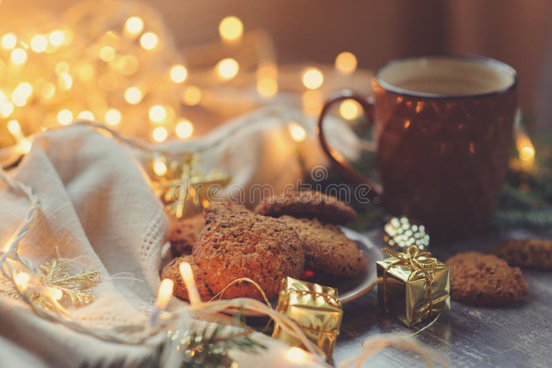 Gemütlicher Winter und Weihnachtseinstellung mit heißem Kakao und selbst gemachten Plätzchen