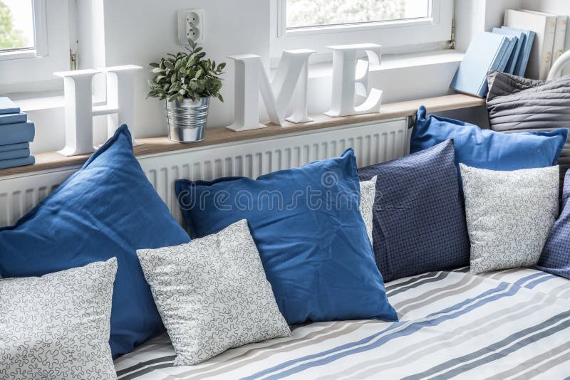 Gemütliches Bett mit Kissen lizenzfreies stockfoto Gemütliches Bett mit Kissen lizenzfreies stockfoto