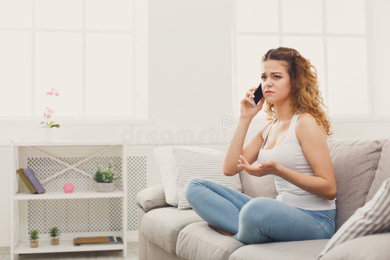 Gemütliches Haus Mädchen, das am Handy spricht lizenzfreie stockfotos Gemütliches Haus Mädchen, das am Handy spricht lizenzfreie stockfotos