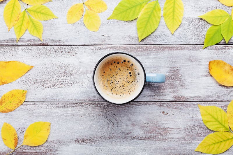 Gemütliches Herbstfrühstück mit Morgentasse kaffee auf rustikaler Draufsicht des Holztischs flache Lageart lizenzfreie stockbilder