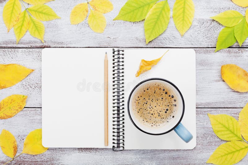 Gemütliches Herbstfrühstück mit Morgentasse kaffee und offenem Notizbuch auf rustikaler Draufsicht des Holztischs Falleimerliste stockfotografie