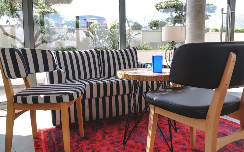 Gemütliches Sofa in einem Café in Schwarzweiss stockbild Gemütliches Sofa in einem Café in Schwarzweiss stockbild