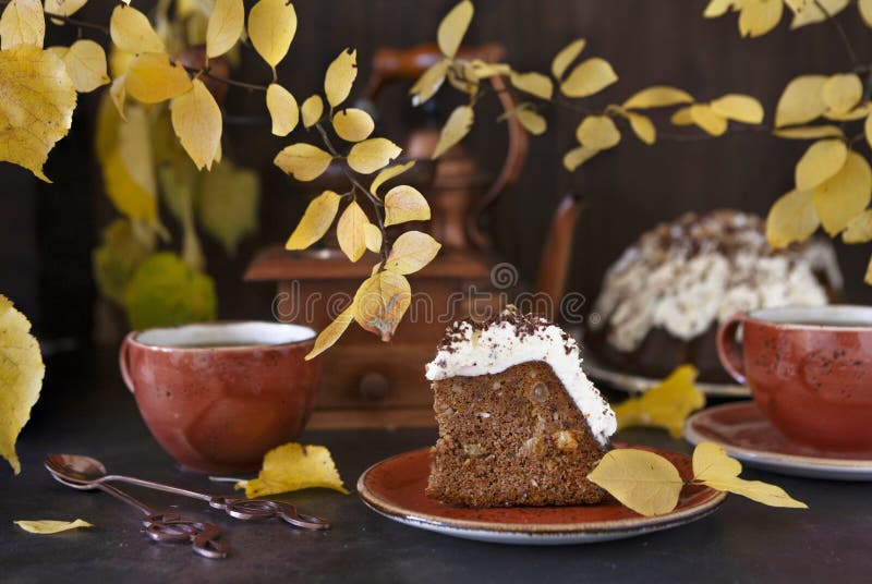 Gemütliches Stillleben im Herbst mit köstlichen hausgemachten Schokoladenkuchen lizenzfreie stockbilder