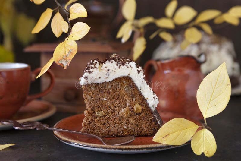 Gemütliches Stillleben im Herbst mit köstlichen hausgemachten Schokoladenkuchen stockbilder