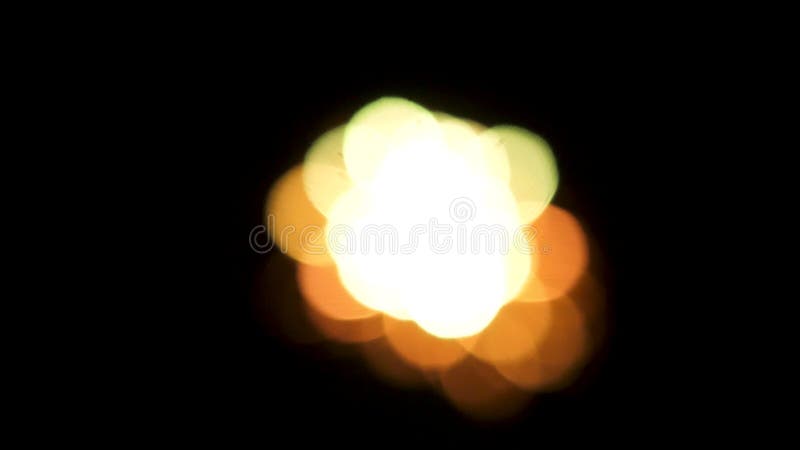 Genau von den bunten unscharfen Runden Lichtern auf schwarzen Hintergrund. Gesamtlänge auf Lager. schöne Goldene Kreise bokeh Hint stock footage