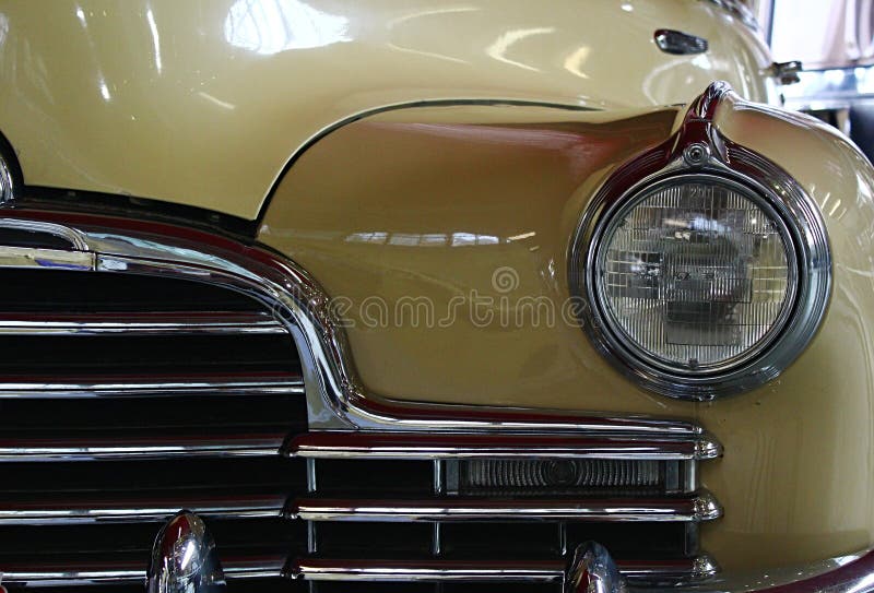 Genaue Angabe der massiven Frontmaske und runden Scheinwerfer von amerikanischem vollformat Retro-Auto pontiac torpedo aus dem Jah stockfotografie