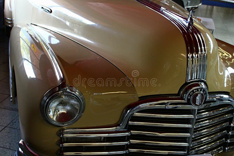 Genaue Angabe der massiven Frontmaske und runden Scheinwerfer von amerikanischem vollformat Retro-Auto pontiac torpedo aus dem Jah stockfotografie