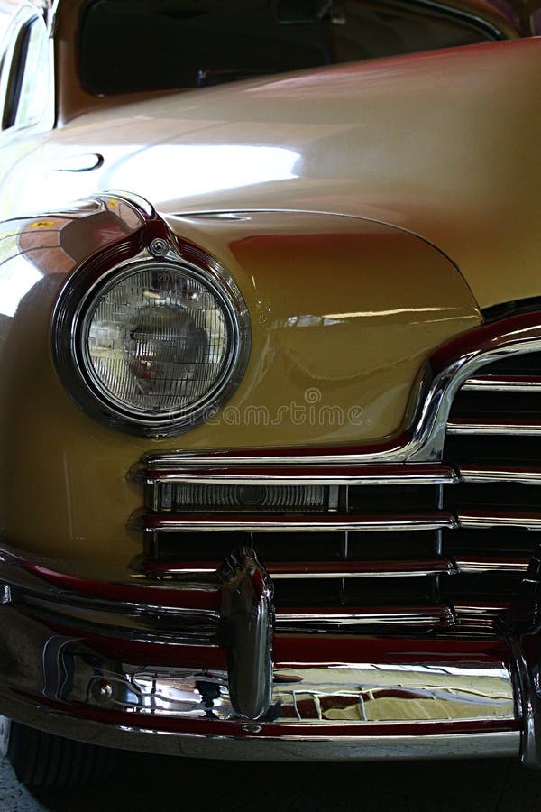 Genaue Angabe der massiven Frontmaske und runden Scheinwerfer von amerikanischem vollformat Retro-Auto pontiac torpedo aus dem Jah lizenzfreies stockfoto
