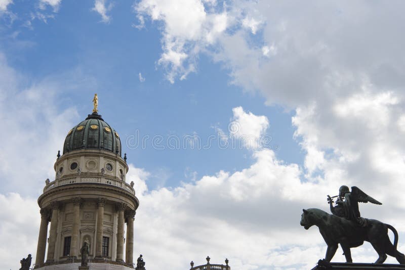 Gendarmenmarkt, Berlino, cupola della cattedrale e del monumento francesi con l'angelo fotografia stock libera da diritti Gendarmenmarkt, Berlino, cupola della cattedrale e del monumento francesi con l'angelo fotografia stock libera da diritti