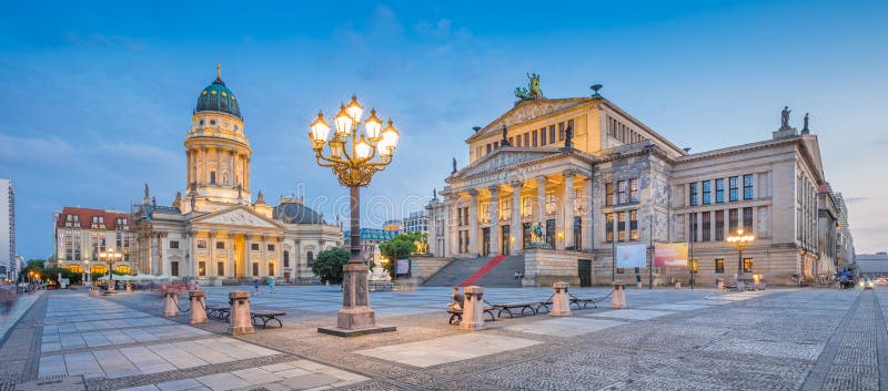 Gendarmenmarkt obciosuje panoramę przy półmrokiem, Berlin, Niemcy obrazy stock