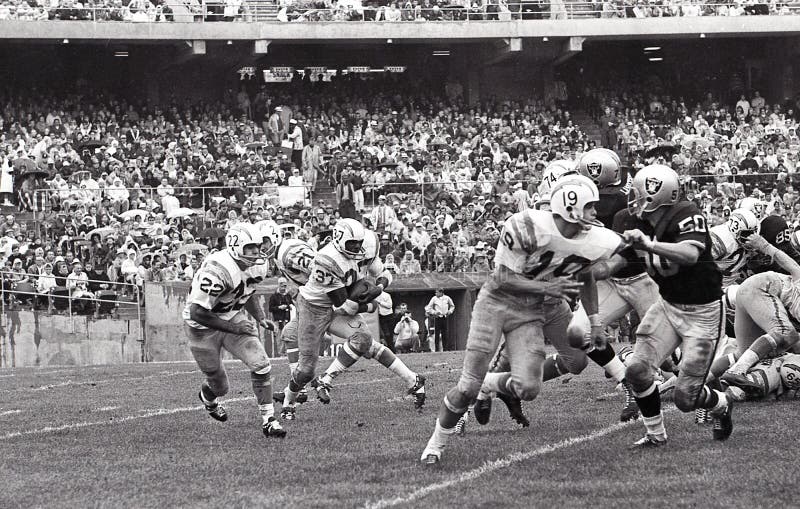 Gene Foster #37 toma la mano apagado de John Hadl #21 imágenes de archivo libres de regalías Gene Foster #37 toma la mano apagado de John Hadl #21 imágenes de archivo libres de regalías