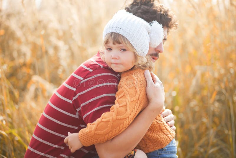 Gene o dowm calmo sua filha pequena bonito, criança de grito fotografia de stock Gene o dowm calmo sua filha pequena bonito, criança de grito fotografia de stock