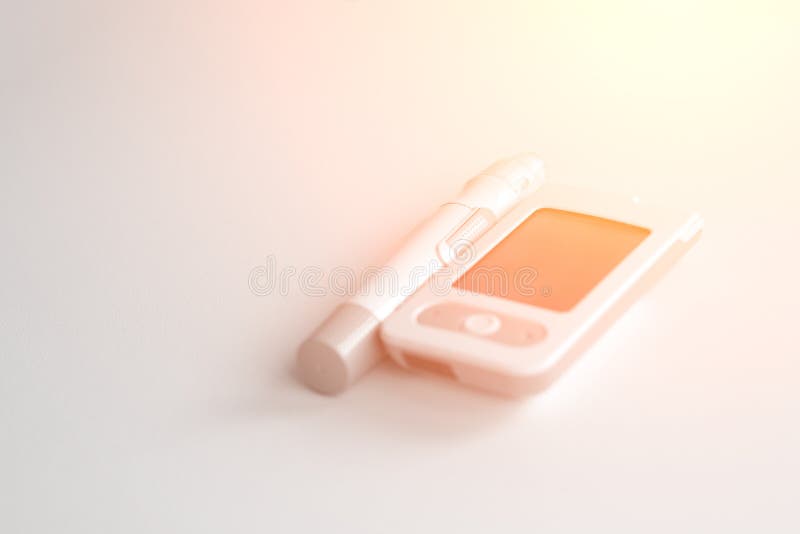 Geneeskunde, diabetes, glycemia, gezondheidszorg en mensenconcept - Glucosemeter en lancetapparaat voor de diagnose van glucose royalty-vrije stock afbeeldingen Geneeskunde, diabetes, glycemia, gezondheidszorg en mensenconcept - Glucosemeter en lancetapparaat voor de diagnose van glucose royalty-vrije stock afbeeldingen