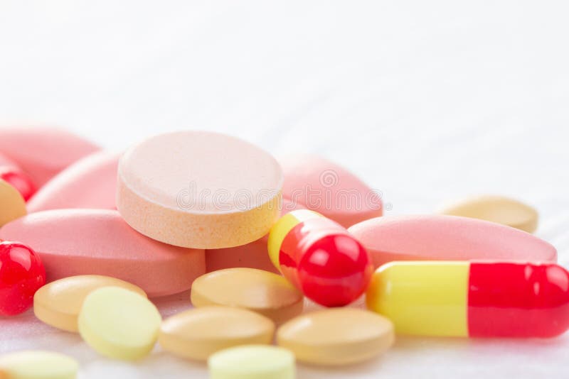 Geneeskundepil op witte, medische tabletvoorschrift, apotheekdrug royalty-vrije stock foto's Geneeskundepil op witte, medische tabletvoorschrift, apotheekdrug royalty-vrije stock foto's
