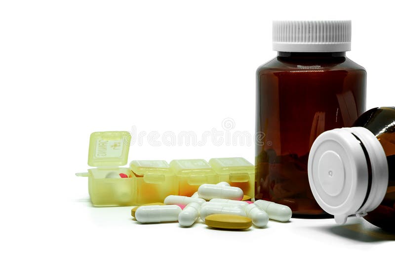 Geneeskundepillen, vitaminen, flessen en doos op witte achtergrond stock fotografie Geneeskundepillen, vitaminen, flessen en doos op witte achtergrond stock fotografie