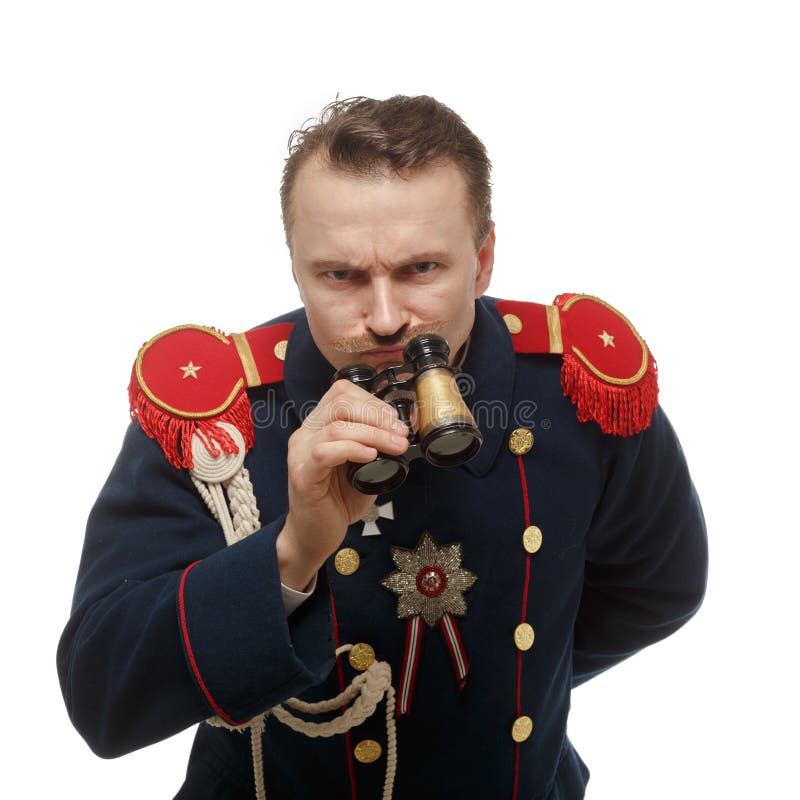 Generale francese con il bello binocolo della tenuta dei baffi immagine stock