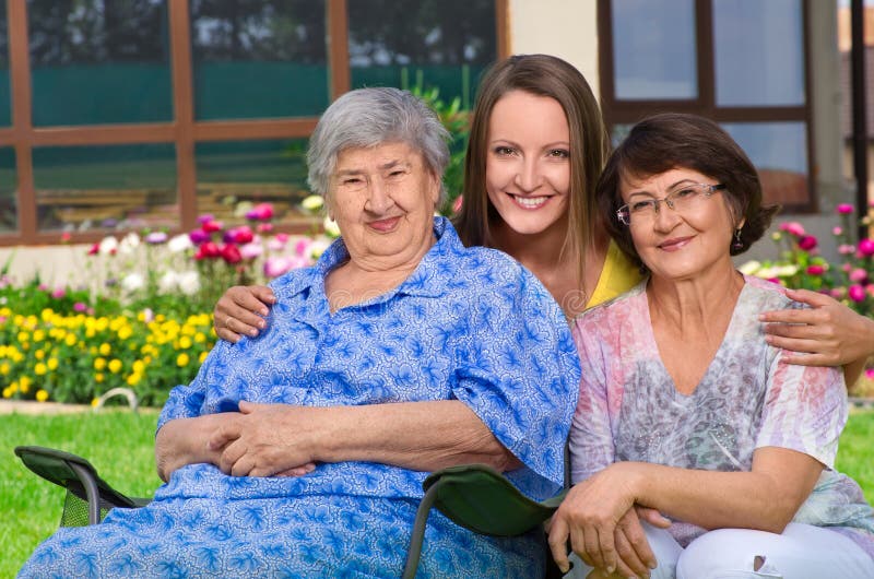 Drie generaties vrouwen op het platteland stock foto