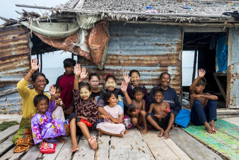 Generation drei von Bajau-Stamm sitzen außerhalb der wellenartig bewegenden Hände außerhalb ihrer hölzernen Hütte