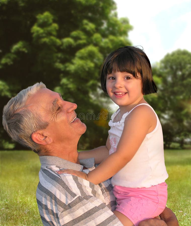 Dědeček si hraje s jeho malá vnučka se v parku.