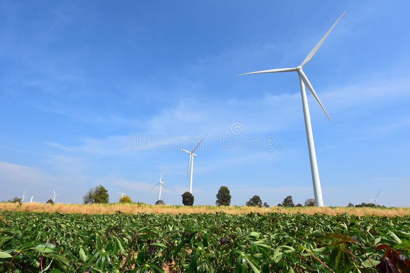 Download Generatore Eolico Contro Il Fondo Nuvoloso Del Cielo Blu Fotografia Stock - Immagine di industria, rotazione: 56879850
