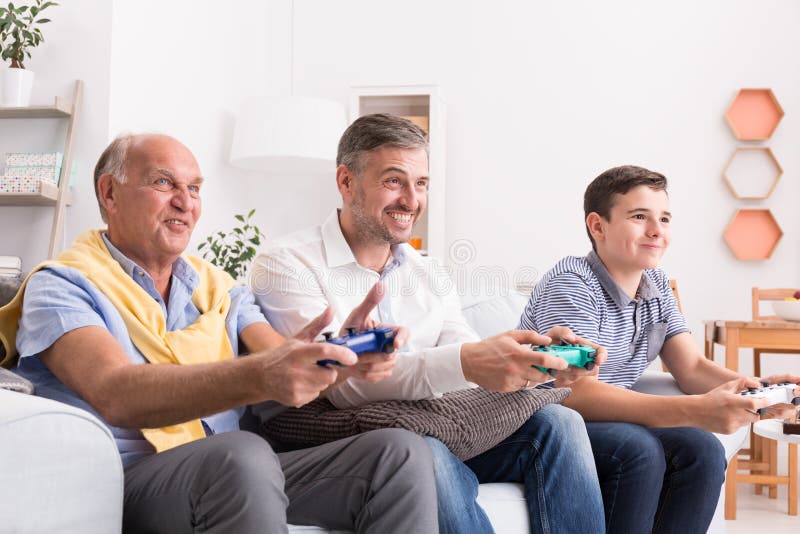 Generazioni maschii che giocano insieme gioco immagini stock libere da diritti Generazioni maschii che giocano insieme gioco immagini stock libere da diritti