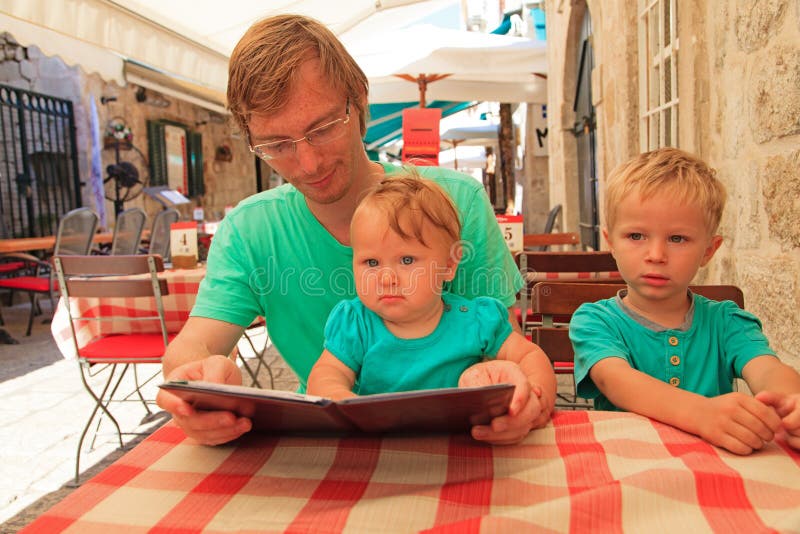 Generi con i bambini in caffè della città il giorno di estate immagini stock libere da diritti Generi con i bambini in caffè della città il giorno di estate immagini stock libere da diritti