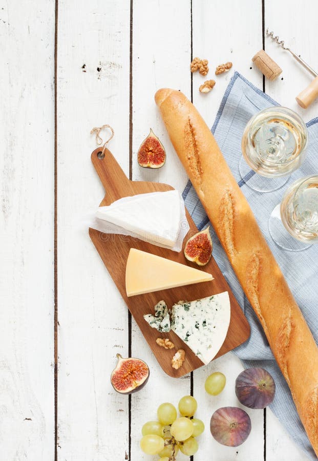 Generi differenti di formaggi baguette, vino, fichi ed uva fotografie stock