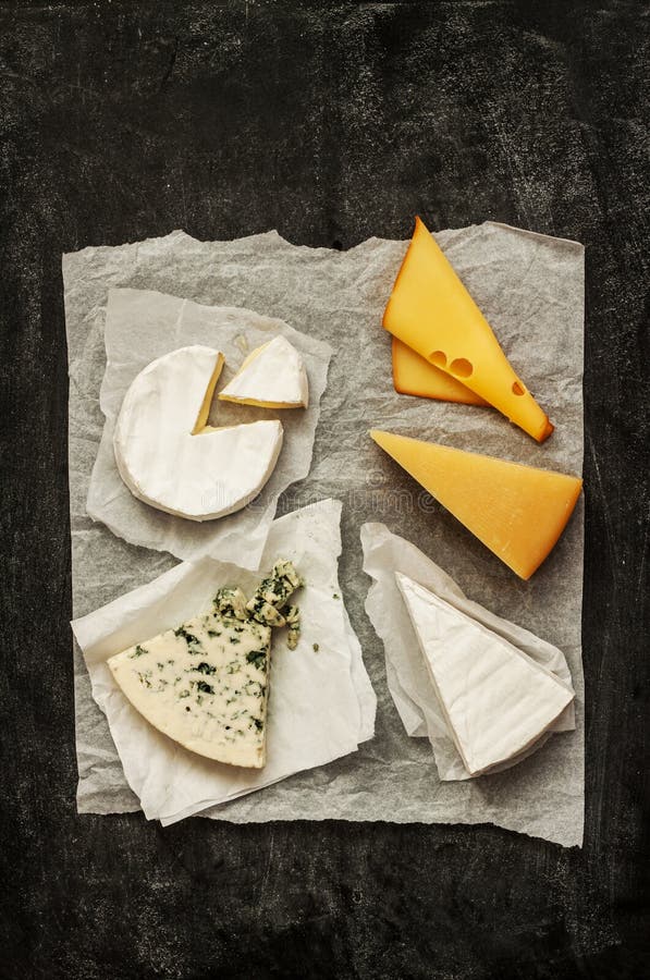 Generi differenti di formaggi (camembert, brie, parmigiano, formaggio blu) da sopra fotografie stock libere da diritti