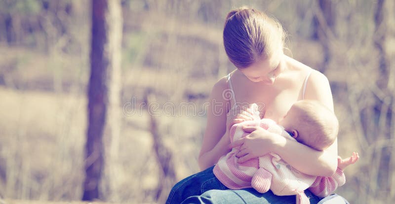 Generi l'alimentazione del suo bambino in natura all'aperto nel parco Generi l'alimentazione del suo bambino in natura all'aperto nel parco