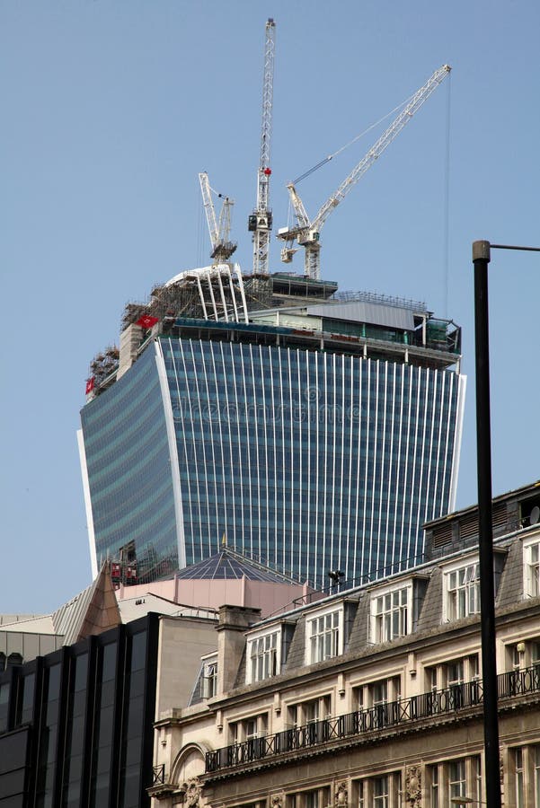 Generische wolkenkrabberbouw in Londen, Engeland De bureaubouw ontwikkeling royalty-vrije stock afbeeldingen Generische wolkenkrabberbouw in Londen, Engeland De bureaubouw ontwikkeling royalty-vrije stock afbeeldingen