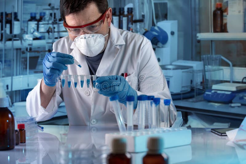 Técnico en negocios biológico muestras en laboratorio  posesión tubos genético analítico en clínico laboratorio.