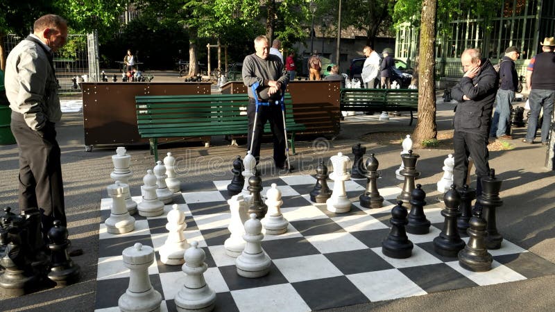 Peças grandes e tabuleiro de xadrez gigante de xadrez de rua no parque foco  seletivo