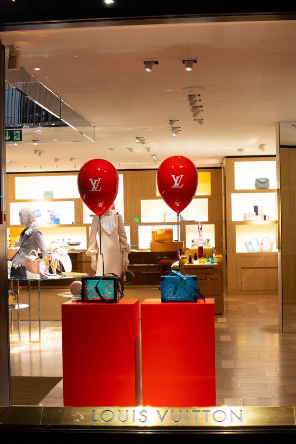 Louis Vuitton Shop Window Display Editorial Image - Image of tourism, accessories: 18075075