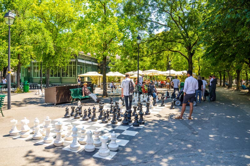 Genf, Schweiz - 19. Juli 2019: Im Parc des Bastions spielen Menschen ein Schachspiel im Freien mit riesigen Schachfiguren Große lizenzfreies stockbild Genf, Schweiz - 19. Juli 2019: Im Parc des Bastions spielen Menschen ein Schachspiel im Freien mit riesigen Schachfiguren Große lizenzfreies stockbild