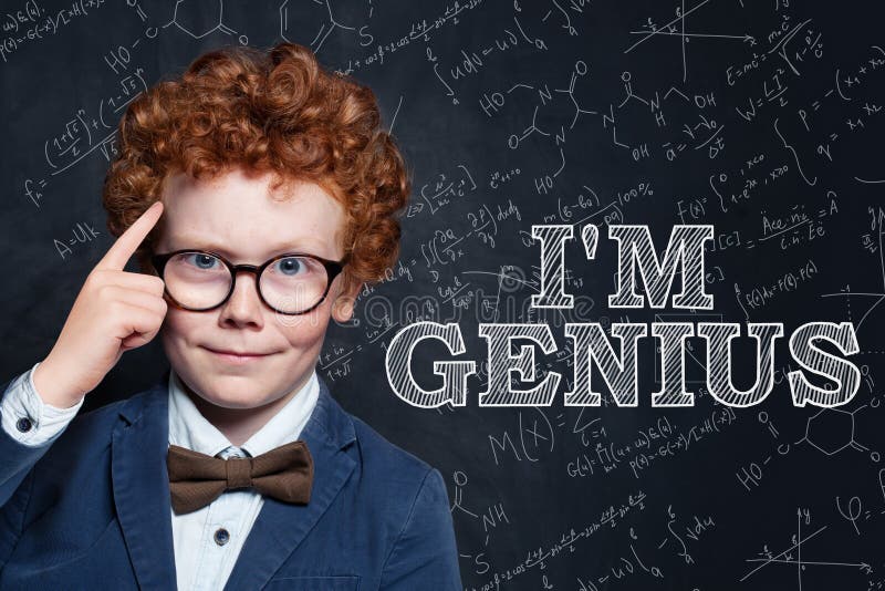 Genialny dziecko na blackboard tle z nauki i matematyk formułami obrazy stock