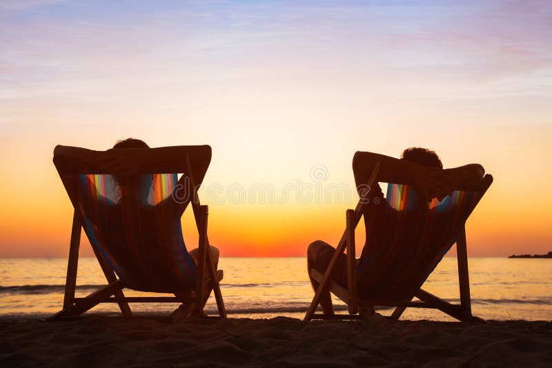 Geniet het levens van concept, paar het ontspannen in strandhotel stock fotografie Geniet het levens van concept, paar het ontspannen in strandhotel stock fotografie