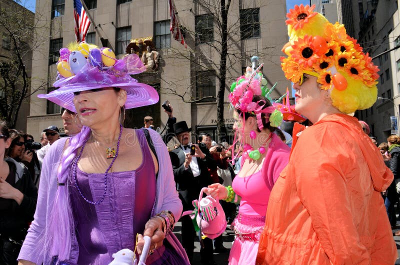 Genießen der Ostern-Mütze-Parade lizenzfreie stockfotografie Genießen der Ostern-Mütze-Parade lizenzfreie stockfotografie