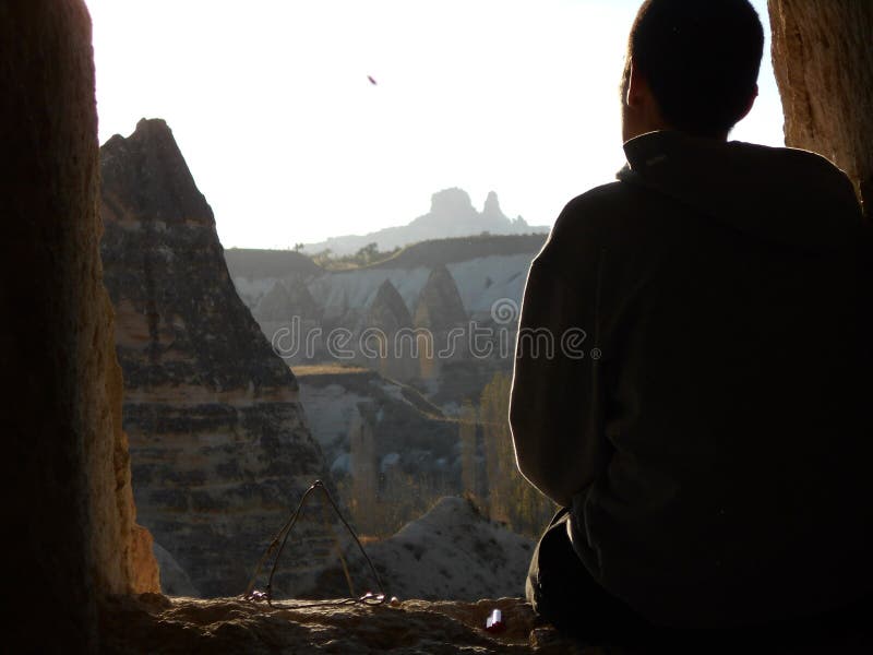 Genießen der Ruhe der alten Höhlen lizenzfreie stockfotografie